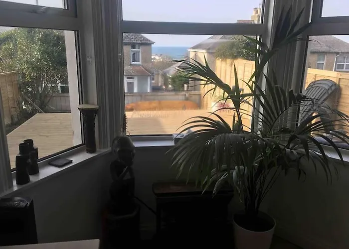 Sea Views With Large Deck One Bedroom Very Close To Beach And Town