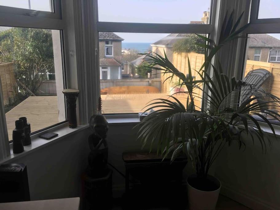 Sea Views With Large Deck One Bedroom Very Close To And Town Apartment *